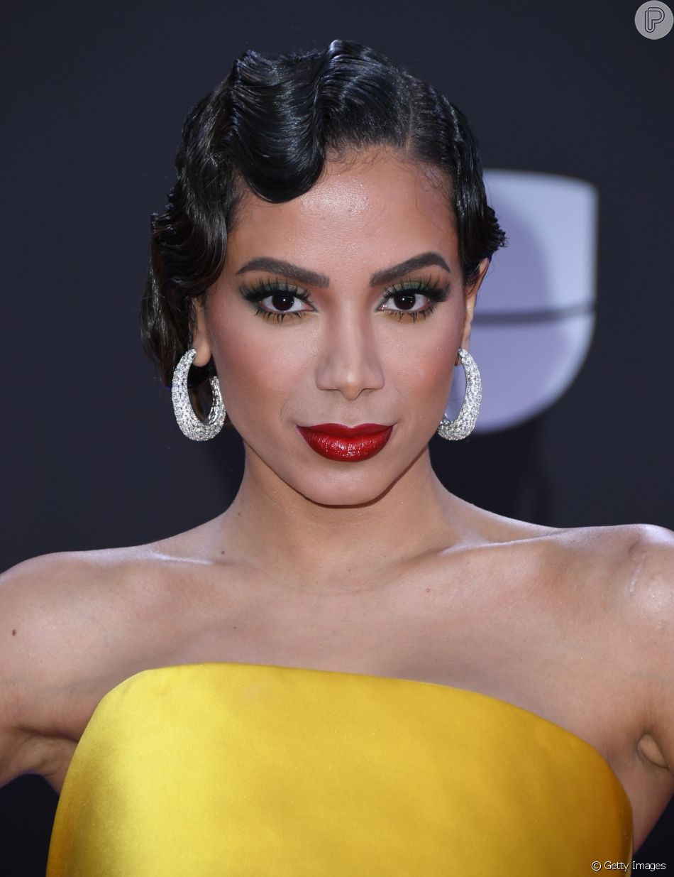 Maquiagem com batom vermelho a cantora Anitta apostou em uma opo com fundo escuro e efeito glossy em premiao
