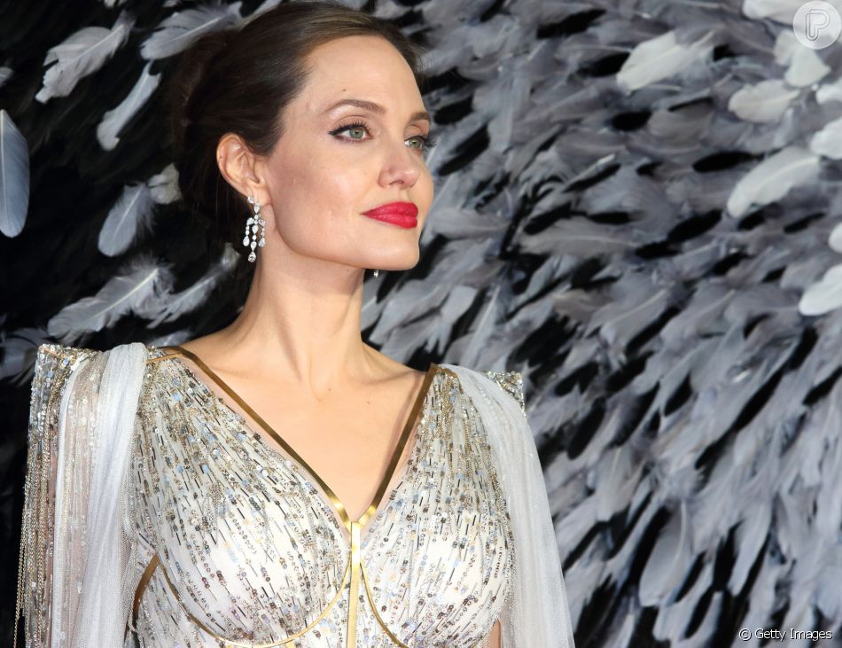 Maquiagem de Angelina Jolie batom vermelho com fundo rosado foi protagonista na produo da atriz