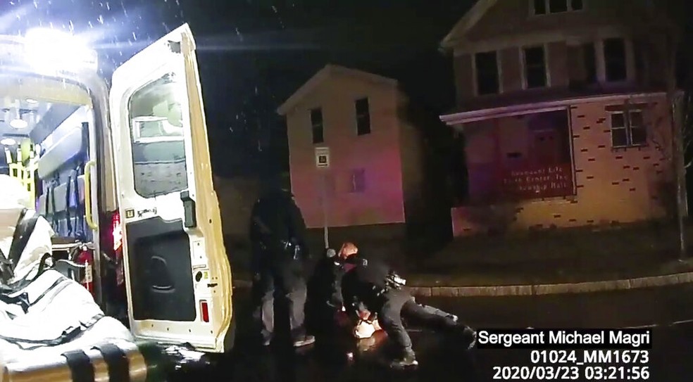 Policiais ainda seguram Daniel Prude um homem negro no cho mesmo com a presena de uma ambulncia Foto Rochester Police via Roth and Roth LLP via AP