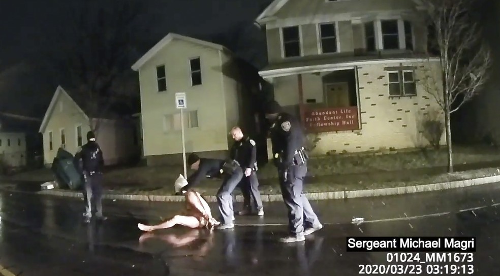 Momento em que policial coloca capuz em homem negro nu em Rochester perto de Nova York nos EUA em 30 de maro Foto Rochester Police via Roth and Roth LLP via AP