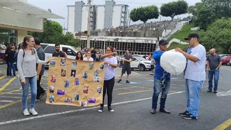 Parentes carregam cartaz com fotos de um dos meninos vtima do ataque - Hygino VasconcellosUOL - Hygino VasconcellosUOL