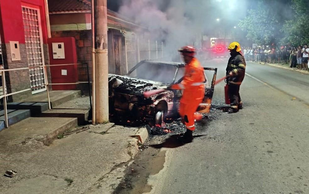 Motorista morre carbonizado aps carro bater em poste e pegar fogo em Maria da F MG Foto Corpo de Bombeiros