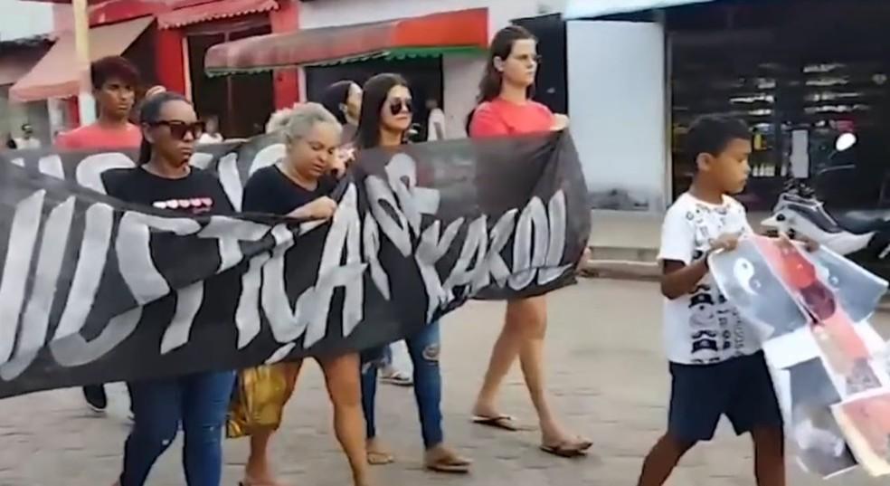 Familiares e amigos de Ana Caroline fizeram uma manifestao pedindo justia para o caso Foto ReproduoTV Mirante