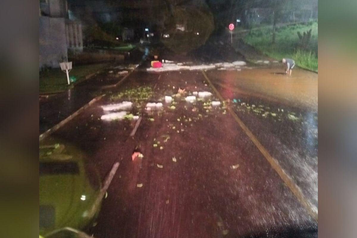 So Miguel do Oeste foi atingida por ventos e muita chuva durante a madrugada - DivulgaoCorpo de BombeirosND