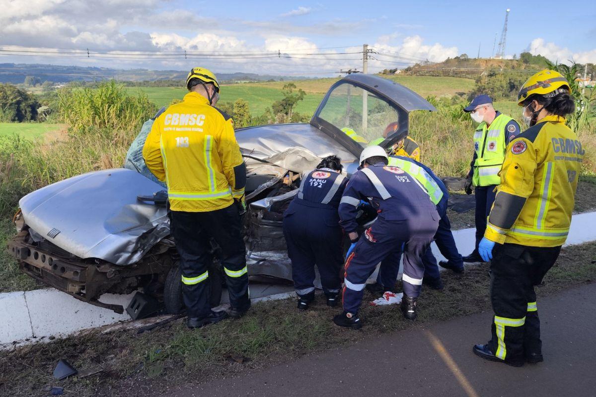 Coliso entre carro e caminho deixa um morto e dois feridos na BR-282 em SC - DivulgaoCBMSCND