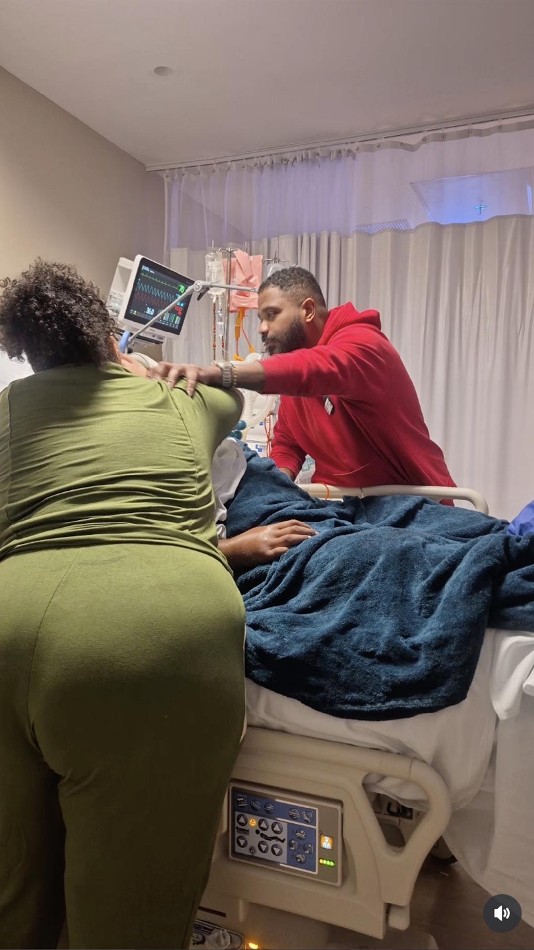 Image: https://thefolha.news/wp-content/uploads/2025/07/postiimg-688bf5695e0a72363.jpg Arlindo Cruz e os filhos no hospital - Foto Reproduo Instagram