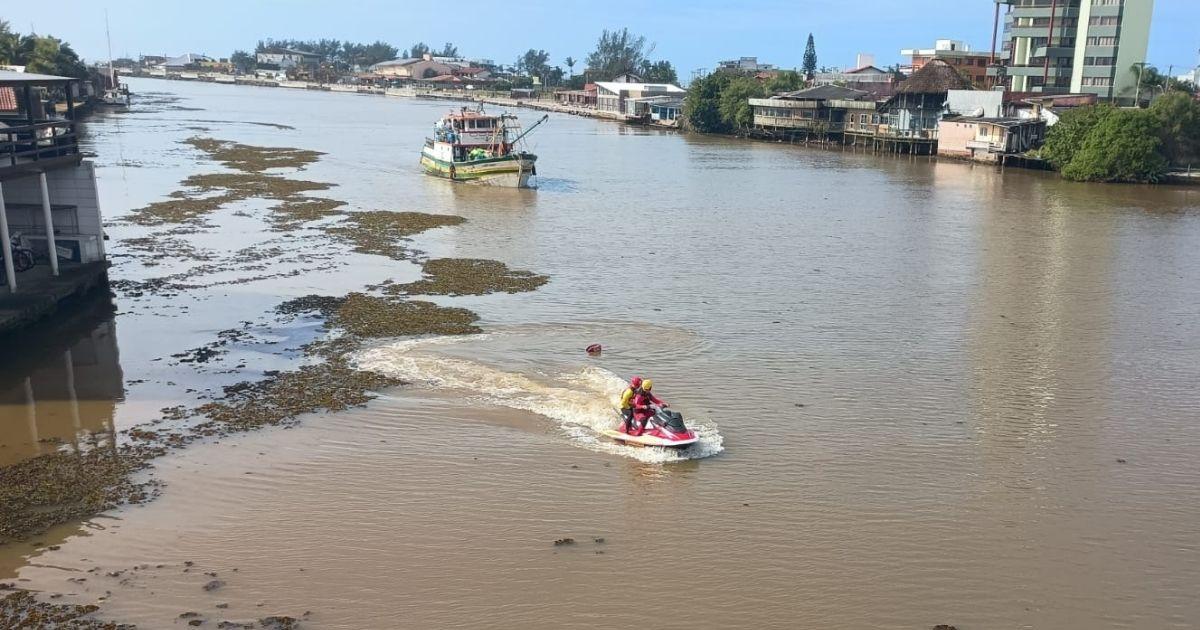 Image: https://thefolha.news/wp-content/uploads/2025/08/postiimg-68934f2e3efe73948.jpg Bombeiros durante buscas pelo jovem gacho que morreu afogado no Rio Mampituba - CBMDivulgaoND