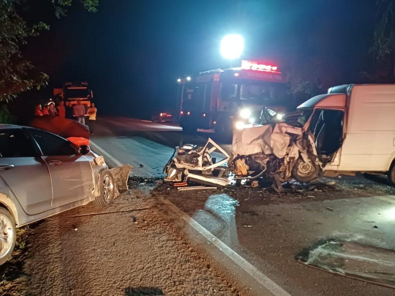 Image: https://thefolha.news/wp-content/uploads/2025/09/postiimg-68b99eab9dfb74140.jpg Motorista morreu no local do acidente - DivulgaoCorpo de BombeirosND