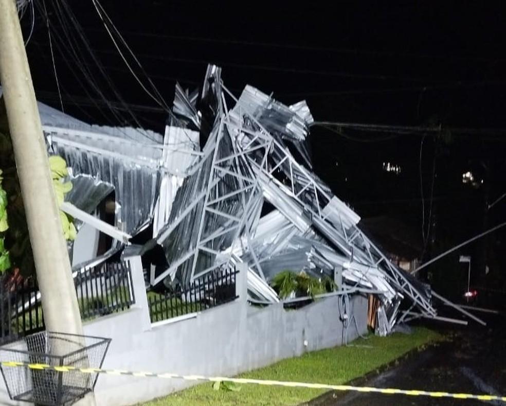 Image: https://thefolha.news/wp-content/uploads/2025/09/postiimg-68dbe4df8a38c6781.jpeg Casa atingida por telhado de edificao em guas de Chapec no Oeste de SC Foto Corpo de BombeirosDivulgao