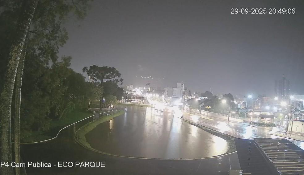 Image: https://thefolha.news/wp-content/uploads/2025/09/postiimg-68dbe4e35b4477681.jpeg Rua alagada em Xanxer Foto Defesa CivilDivulgao