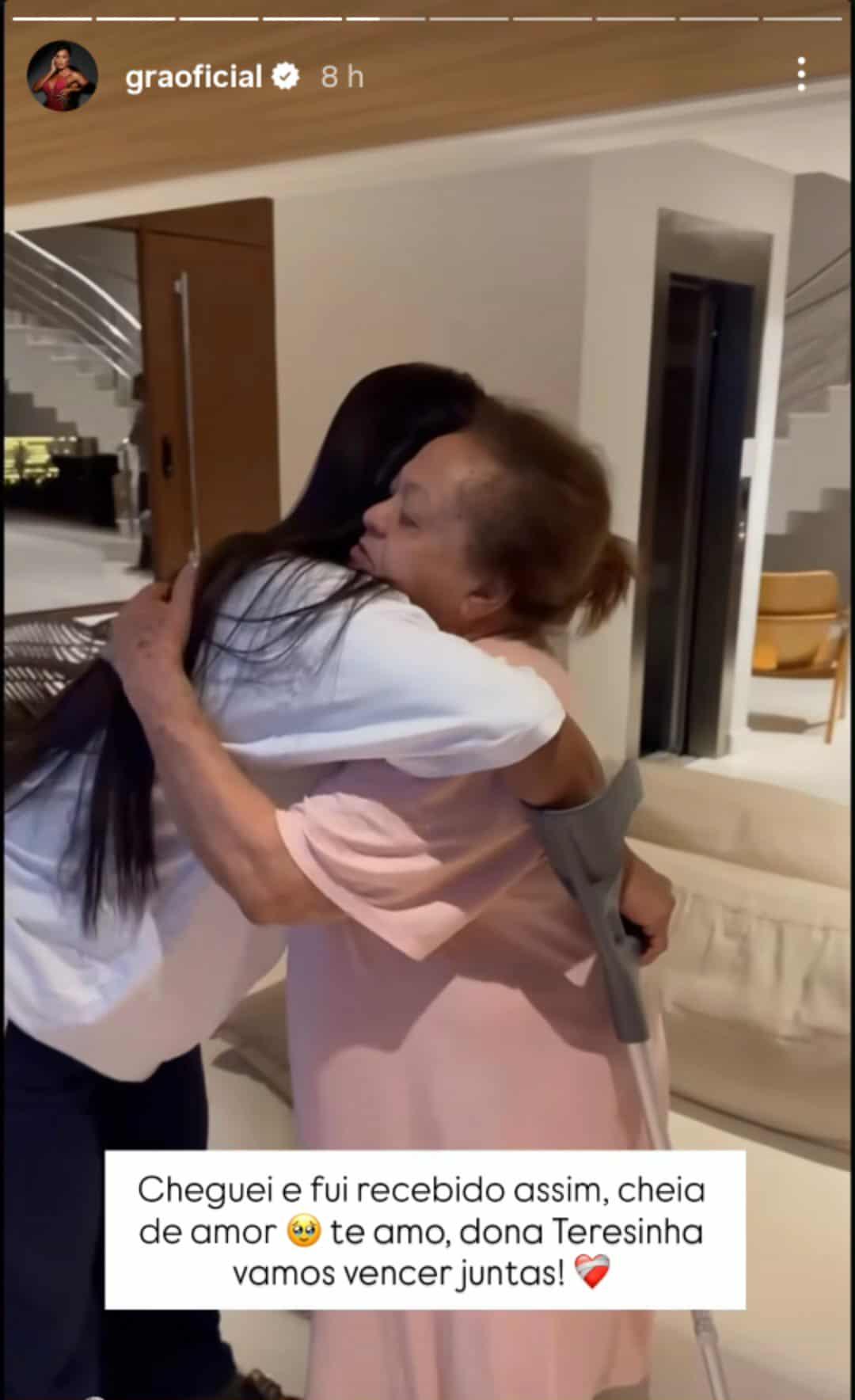 Gracyanne Barbosa reencontra a me de Belo - Foto graoficial