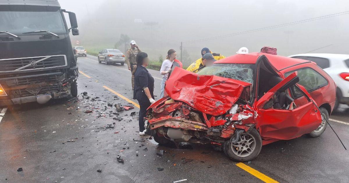 Image: https://thefolha.news/wp-content/uploads/2025/10/postiimg-68de68605b93e4056.jpg Acidente com coliso frontal na SC-418 mata pai e deixa filho gravemente ferido em Joinville