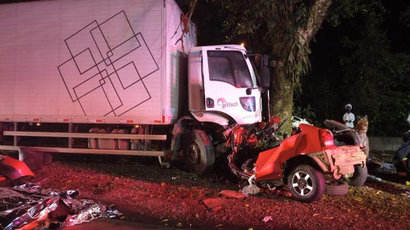 Image: https://thefolha.news/wp-content/uploads/2025/10/postiimg-6904b9560d2d05040.jpeg Grave acidente deixa trs mortos aps coliso entre carro e caminho na BR-470 - ReproduoGuinchos MarquinhosND Mais
