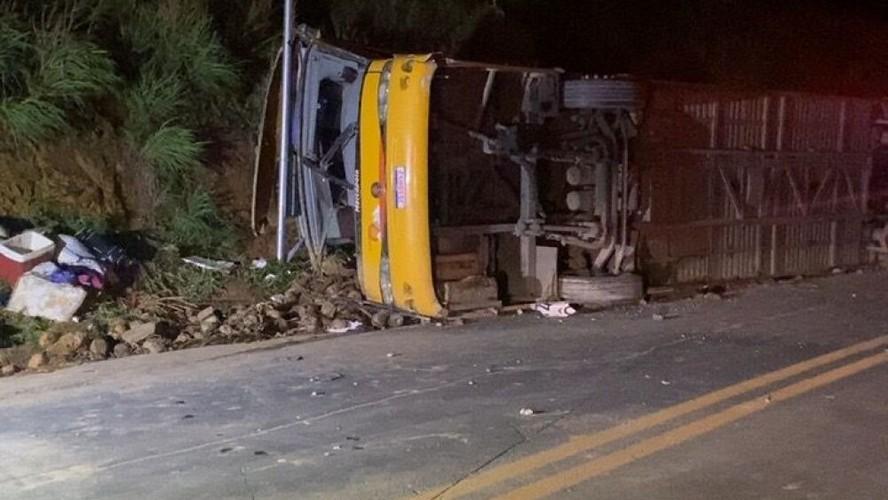 Image: https://thefolha.news/wp-content/uploads/2026/01/postiimg-69722e49c3c952105.jpeg nibus tombou na BR-251 em Francisco S no Norte de Minas Gerais