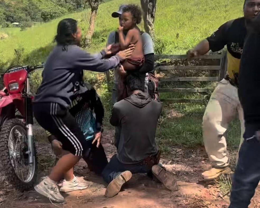 Alice Maciel Lacerda Lisboa de 4 anos nos braos de familiares logo aps ser encontrada depois de passar trs dias desaparecida em Jeceaba Foto DivulgaoCorpo de Bombeiros
