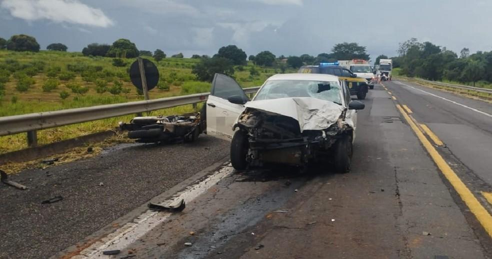 Image: https://thefolha.news/wp-content/uploads/2026/03/postiimg-69bffb7d6ce734137.jpg Casal de motociclistas morre em batida frontal com carro na BR-153 em Marlia SP Foto PRFDivulgao