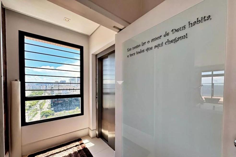 Image: https://thefolha.news/wp-content/uploads/2026/07/postiimg-6a5e4363c930a9221.jpg No hal privativo da rea gourmet da cobertura vendida pela famlia de Robinho h um quadro Foto DivulgaoPrime Santos Imveis