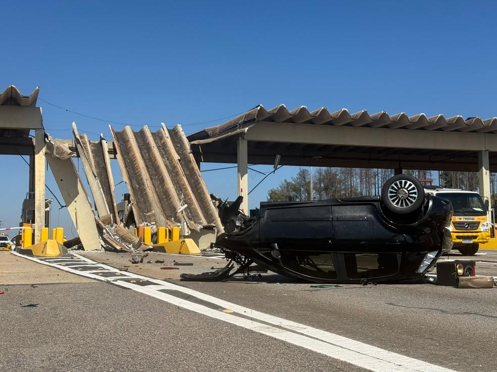 Image: https://thefolha.news/wp-content/uploads/2026/07/postiimg-6a6666c56ad391144.jpeg Carro capotou aps bater em viga de praa de pedgio e derrubar teto do local em Campinas Foto Jorge TalmonEPTV